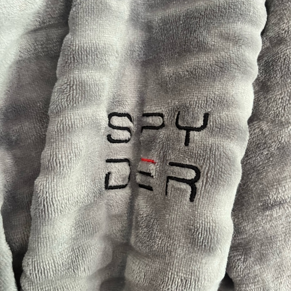 Spyder Robe - Picture 3 of 5